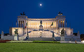Notte di luna piena e Altare della Patria illuminato