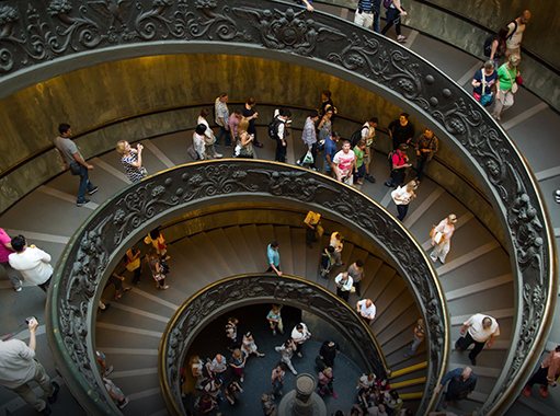 Visitatori percorrono la scala elicoidale dei Musei Vaticani