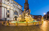 Fontana dei quattro fiumi illuminata