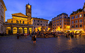Piazza Santa Maria in Trastevere in una sera d'estate